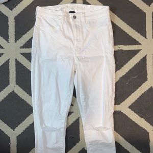 White slim American eagle jeans w/ rips in knees